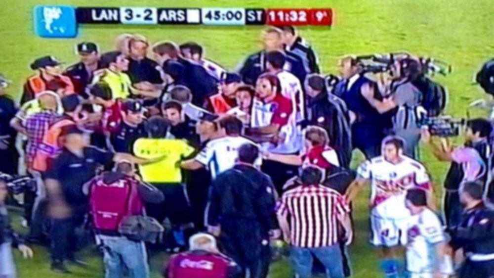 Esc�ndalo en el Sur: la secuencia que deriv� en el triunfo de Lan�s y la furia de Arsenal sobre Andr�s Merlos