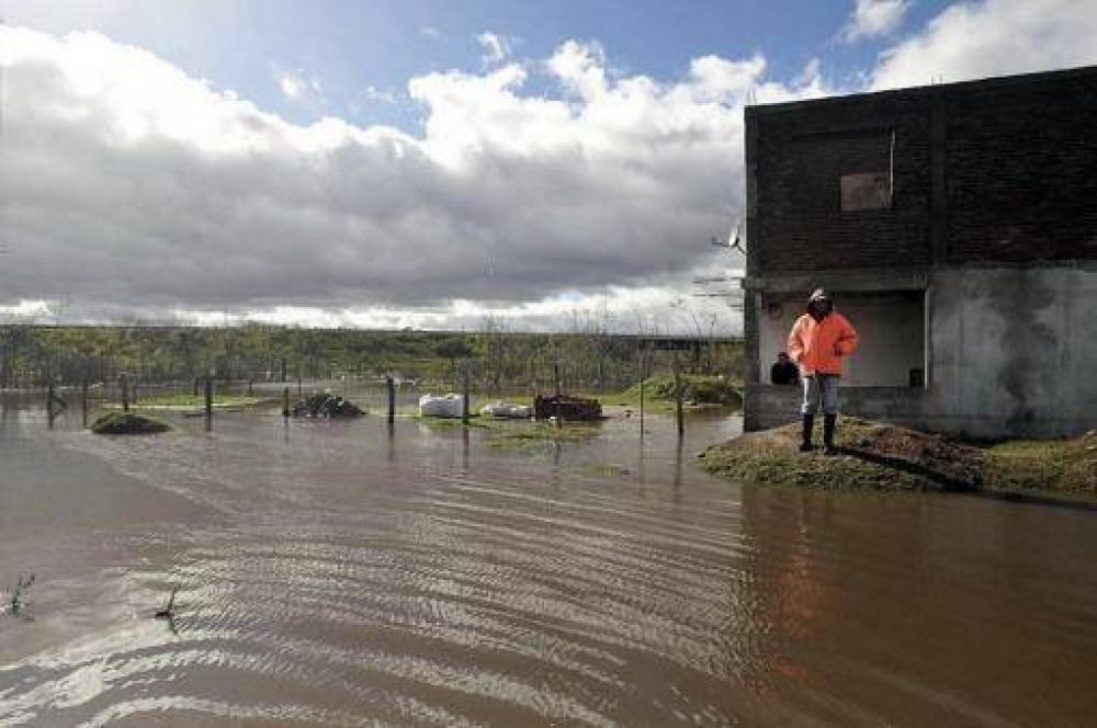 Cooperativas de limpieza trabajan en Luj�n para asistir a los damnificados