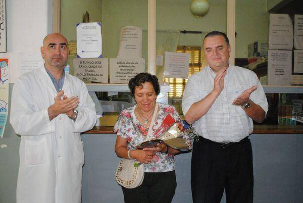 El Intendente Carossi reconoci� a Dora Asalli por sus 42 a�os de trayectoria laboral.