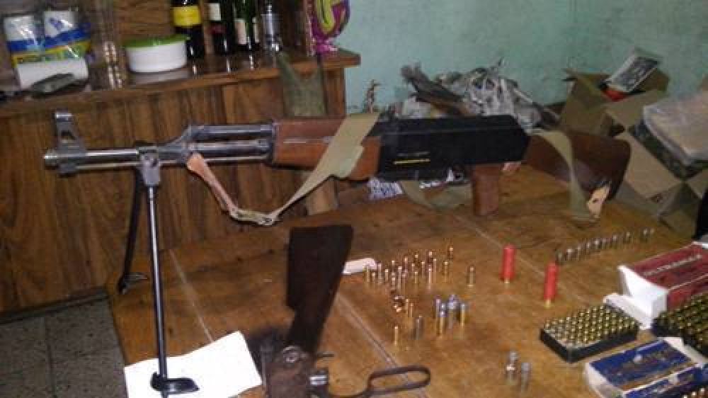 Importante operativo policial: cuatro personas detenidas y secuestro de gran cantidad de armas en una vivienda