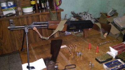 Importante operativo policial: cuatro personas detenidas y secuestro de gran cantidad de armas en una vivienda