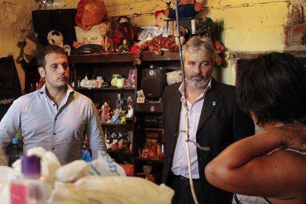Juli�n �lvarez recorri� zonas afectadas por inundaciones en Lan�s