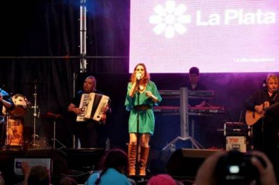 S�lo este fin de semana, Bruera contrat� a La Sole, Juan Darth�s, El Polaco y Los Nocheros