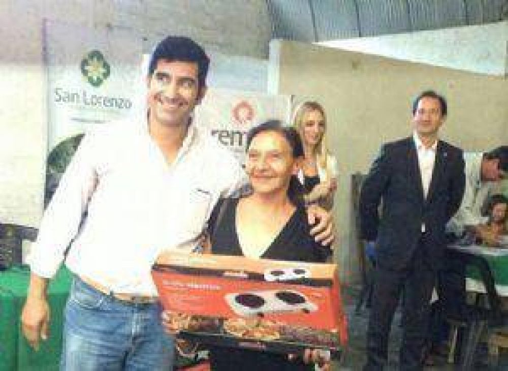 Cien familias de Atocha en San Lorenzo recibieron anafes el�ctricos