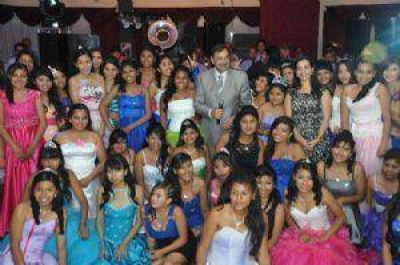 La Municipalidad celebr� el cumplea�os de 15 de 100 jovencitas