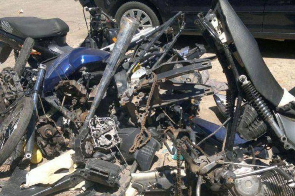 Secuestraron motopartes tras un procedimiento policial en barrio Villa del Parque