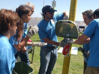 Voluntariado de Cervecer�a Quilmes en la ribera