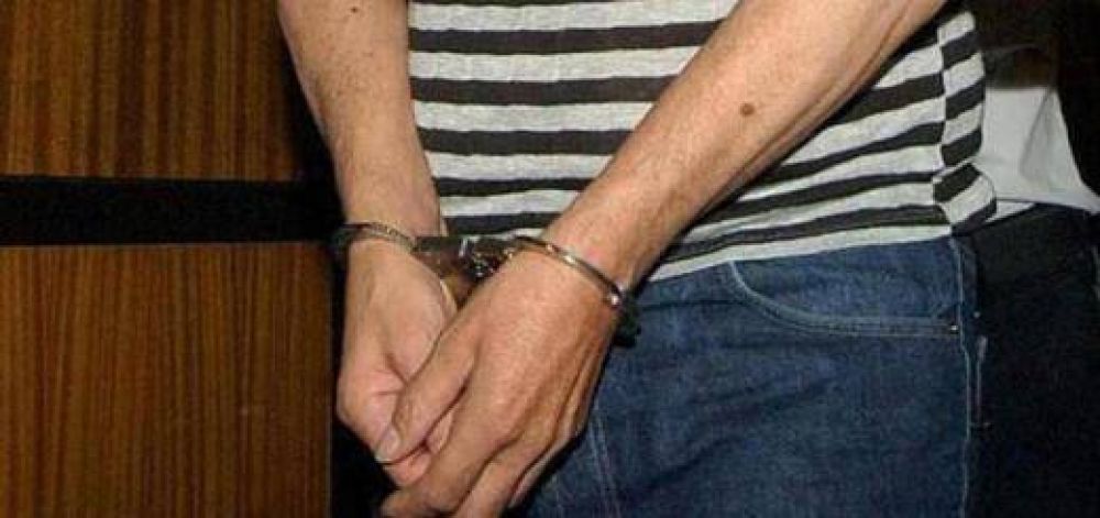 Borracho choc� contra un auto estacionado y fue detenido por la polic�a