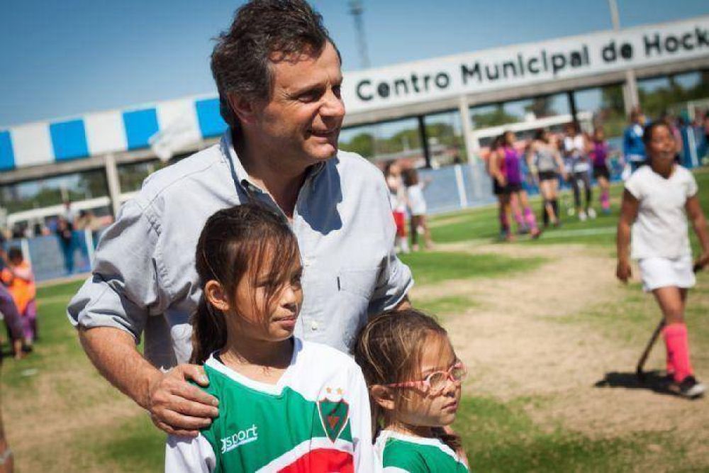 Estrenaron el c�sped sint�tico de las nuevas canchas del Centro Municipal de Hockey