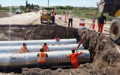 Por temporal, reemplazan alcantarilla en la ruta 35