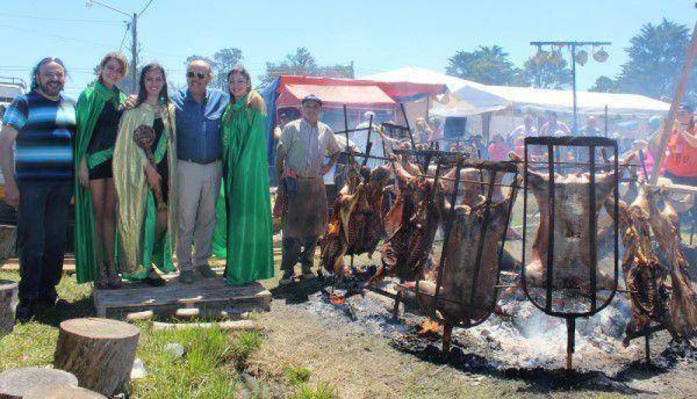 Una multitud en la Fiesta del Cordero Costero en Mar de Cobo