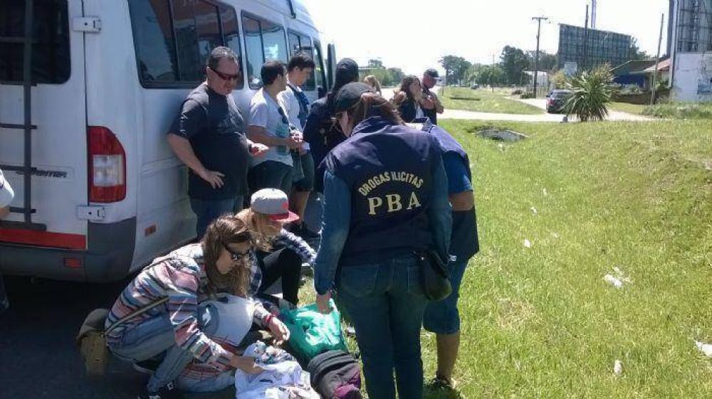 Doce j�venes que viajaban a una fiesta electr�nica fueron detenidos por tenencia de drogas
