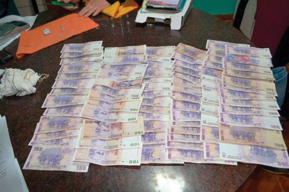 La Polic�a secuestr� armas de fuego, municiones y dinero en dos allanamientos realizados en Trelew