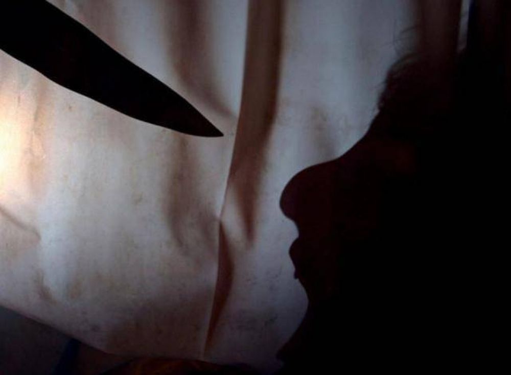 Le propin� golpiza a su mujer y �sta lo acuchill�