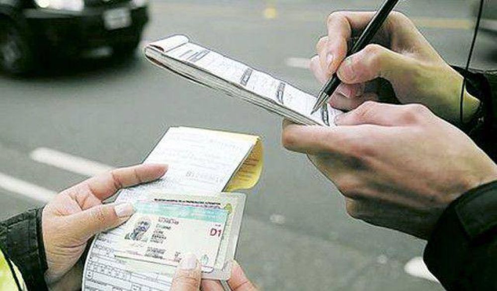 Por d�a, se retienen 20 carnets de conducir por faltas