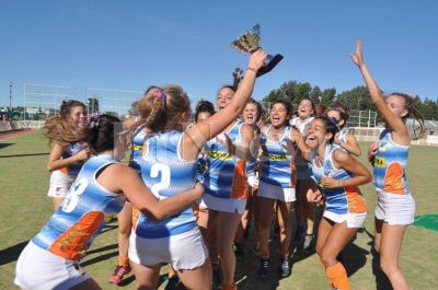 Hockey: el seleccionado bahiense Sub 18 se consagr� campe�n y ascendi� al Argentino