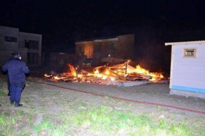 Voraz incendio consumi� una vivienda de material ligero
