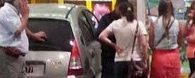 Un auto se incrust� en un local del Boulevard Alto la Loma