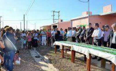 Entregaron cien casas del Invico en Mercedes, con inversi�n provincial