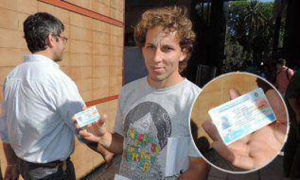 Comenz� la entrega de la nueva licencia de conducir