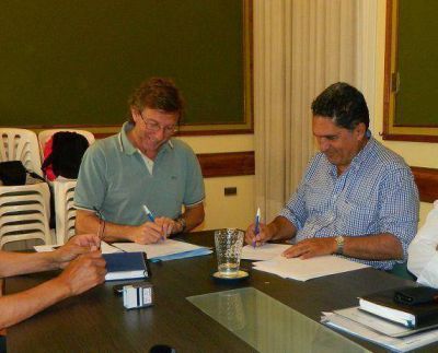 Firman un convenio para reforzar la energ�a el�ctrica