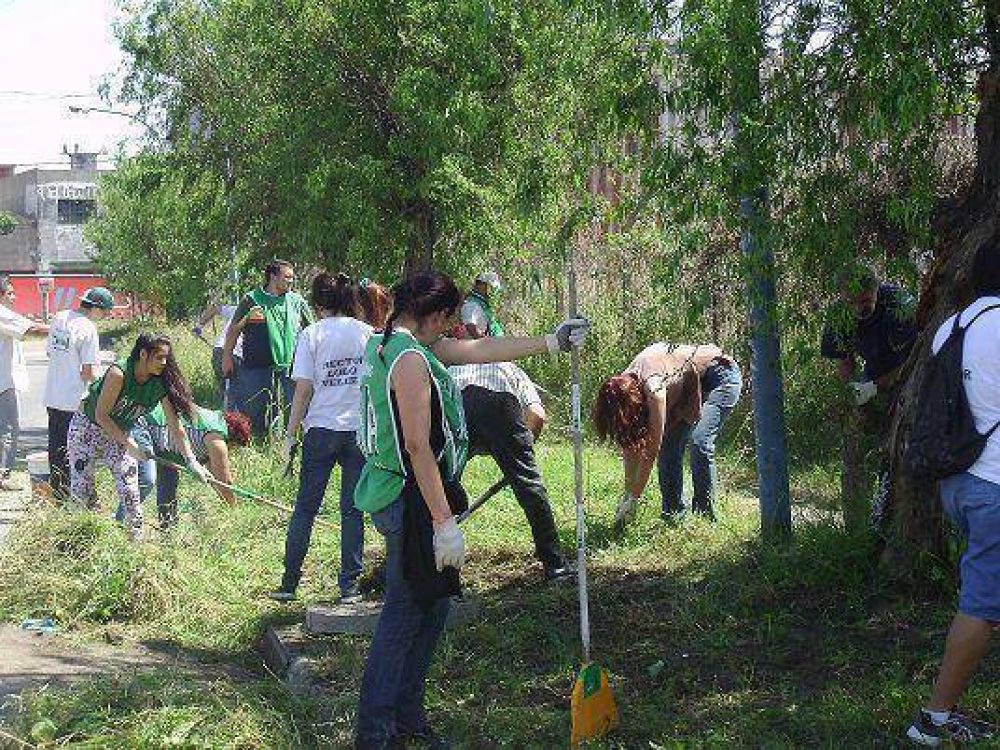 KOLINA LANUS REALIZO JORNADA DE LIMPIEZA SOLIDARIA