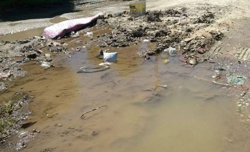 Se rompi� un ca�o de agua y temen que se hunda la calle