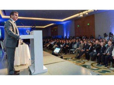 P�rez abri� el Congreso Internacional de la Vi�a y el Vino con la presencia de altos funcionarios de Naci�n