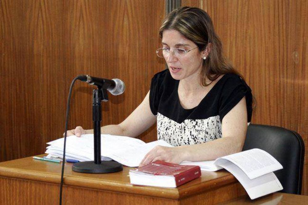 Golpe� a su hijo frente a polic�as y se los entreg�