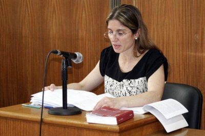 Golpe� a su hijo frente a polic�as y se los entreg�