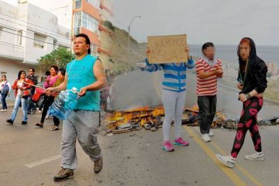 INDIGNADOS: Sin salud, educaci�n ni otras actividades por falta de agua