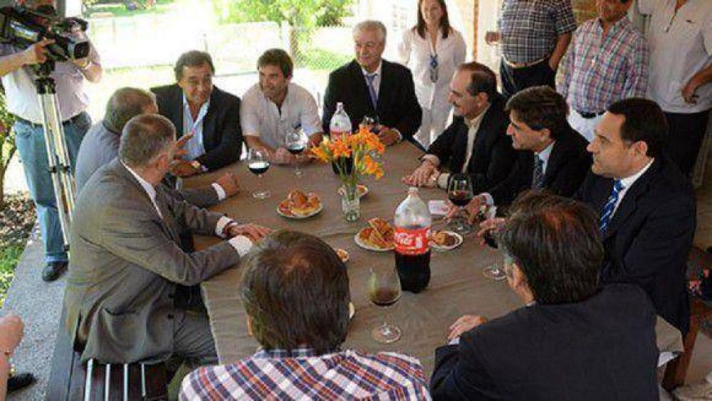 Alperovich inaugur� obras y resalt� el contacto con la gente