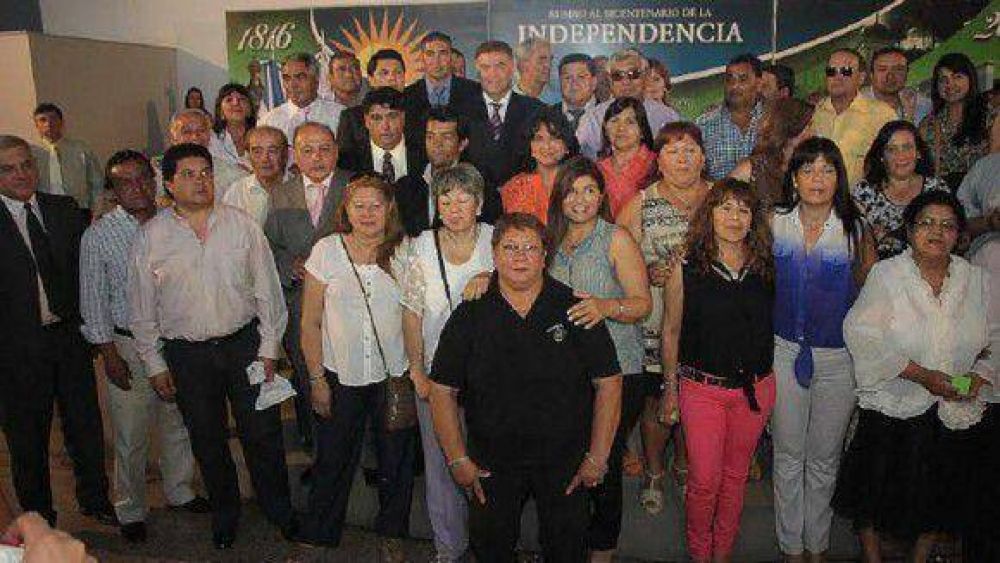 Amaya distingui� a municipales con 25 a�os de servicio
