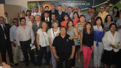 Amaya distingui� a municipales con 25 a�os de servicio