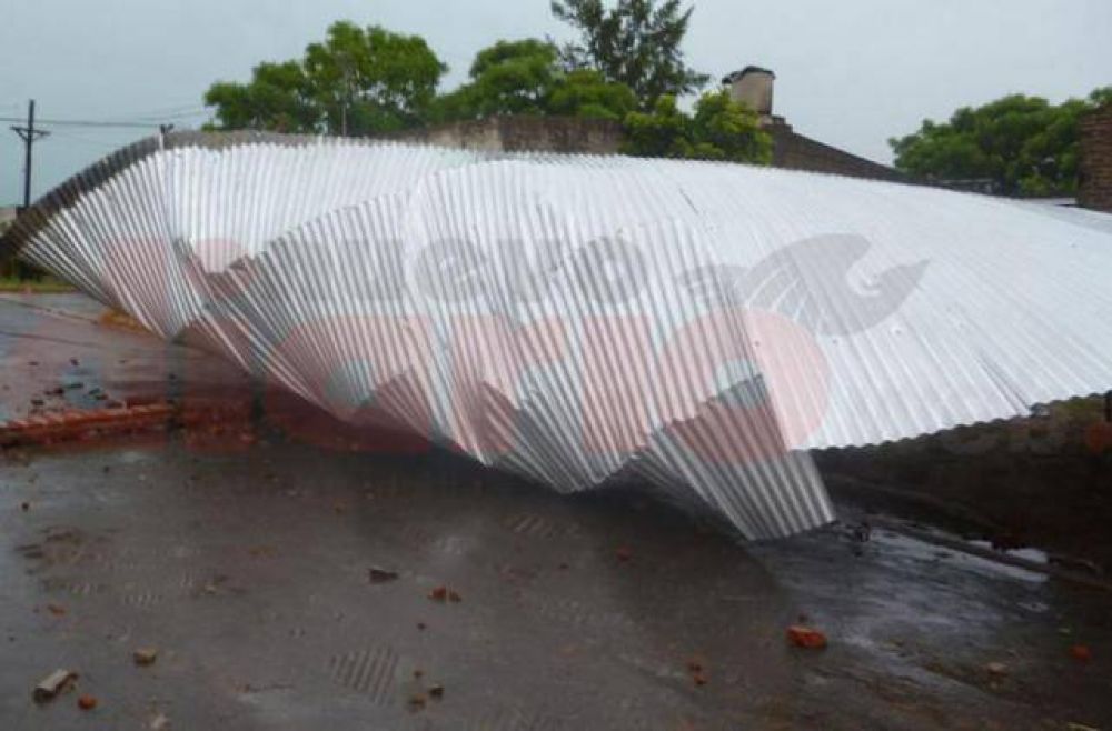 El fuerte temporal dej� sin luz a un vasto sector de Las Termas y caus� destrozos