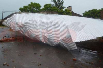 El fuerte temporal dej� sin luz a un vasto sector de Las Termas y caus� destrozos