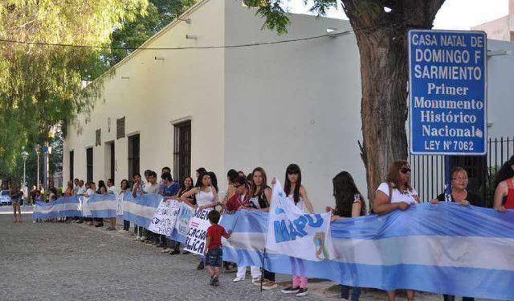 Abrazo a la Casa Natal para repudiar la caracterizaci�n de Paka Paka