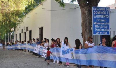 Abrazo a la Casa Natal para repudiar la caracterizaci�n de Paka Paka