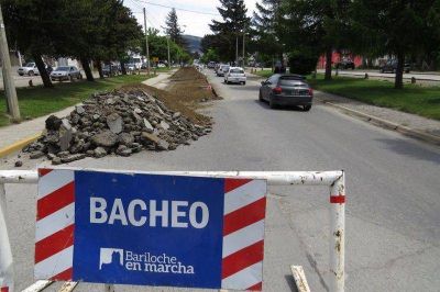 Comenzaron las obras de bacheo en Avenida 12 de octubre
