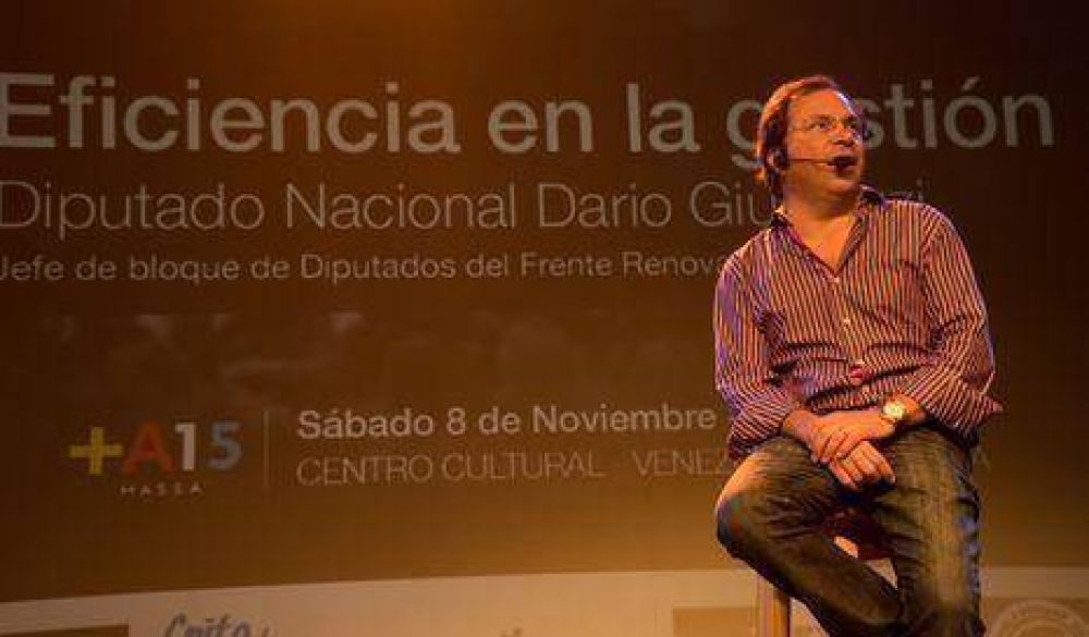 Giustozzi junto a militantes massistas porte�os