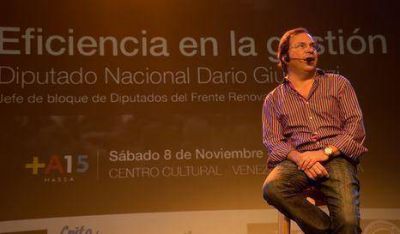 Giustozzi junto a militantes massistas porte�os