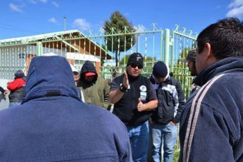 Trabajadores reclaman frente a la base de la empresa Sodexo ingresar a la bolsa de trabajo