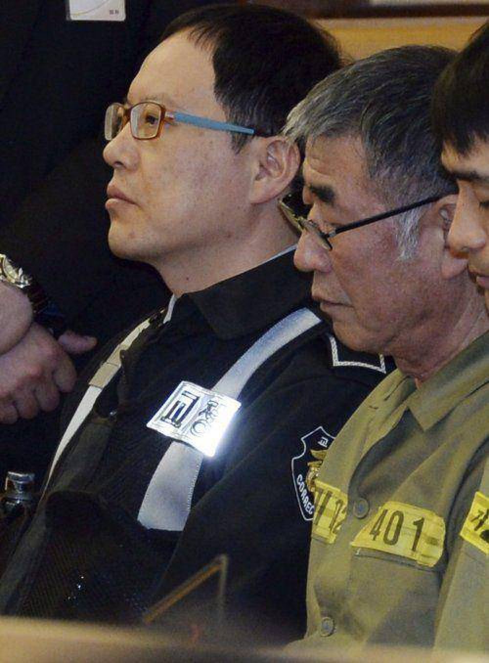 Condenan a 36 aos al capitn del ferry surcoreano