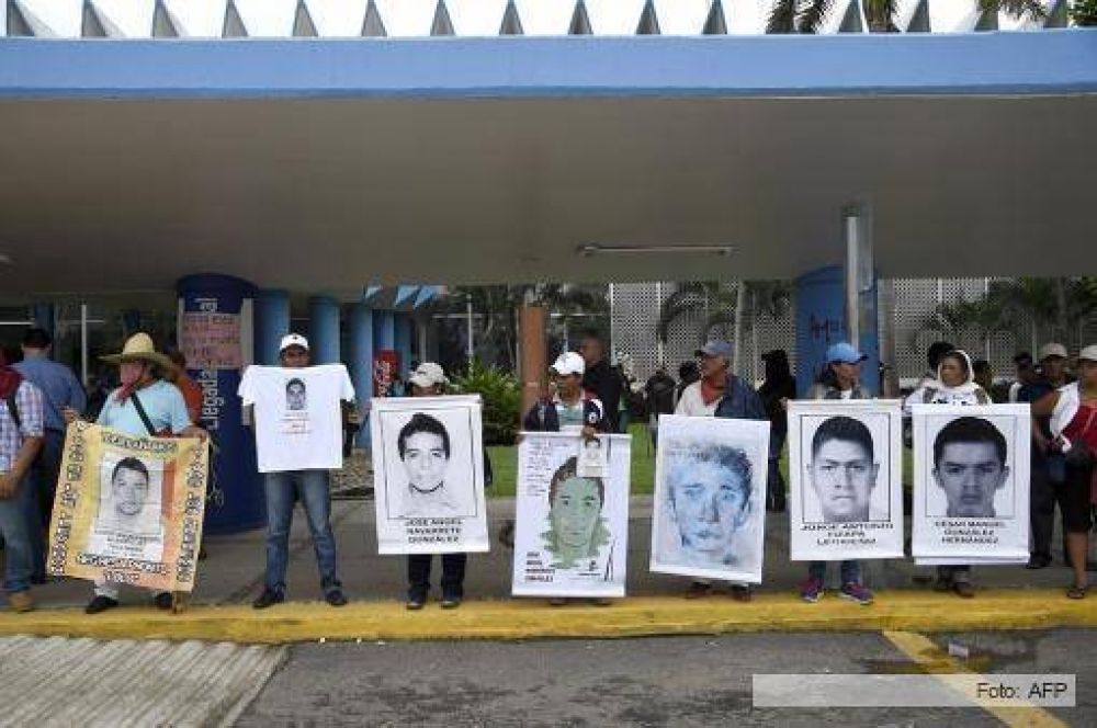 Familiares de los 43 desaparecidos de Ayotzinapa tomaron el aeropuerto de Acapulco