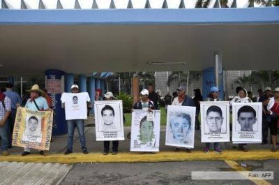 Familiares de los 43 desaparecidos de Ayotzinapa tomaron el aeropuerto de Acapulco