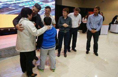 Melella entreg� medio centenar de viviendas sociales del barrio Los Cisnes