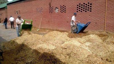 Clausuraron el club H�pico Argentino por volcar desechos cloacales y acopiar excremento de caballo