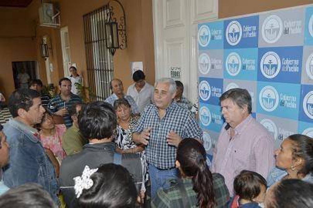 El intendente Fabi�n R�os recibi� a familias del barrio R�o Paran� preocupados por un posible desalojo