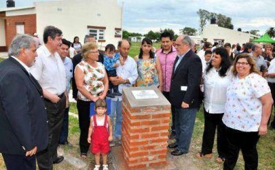 Colombi entreg� viviendas y anunci� obras en Solari