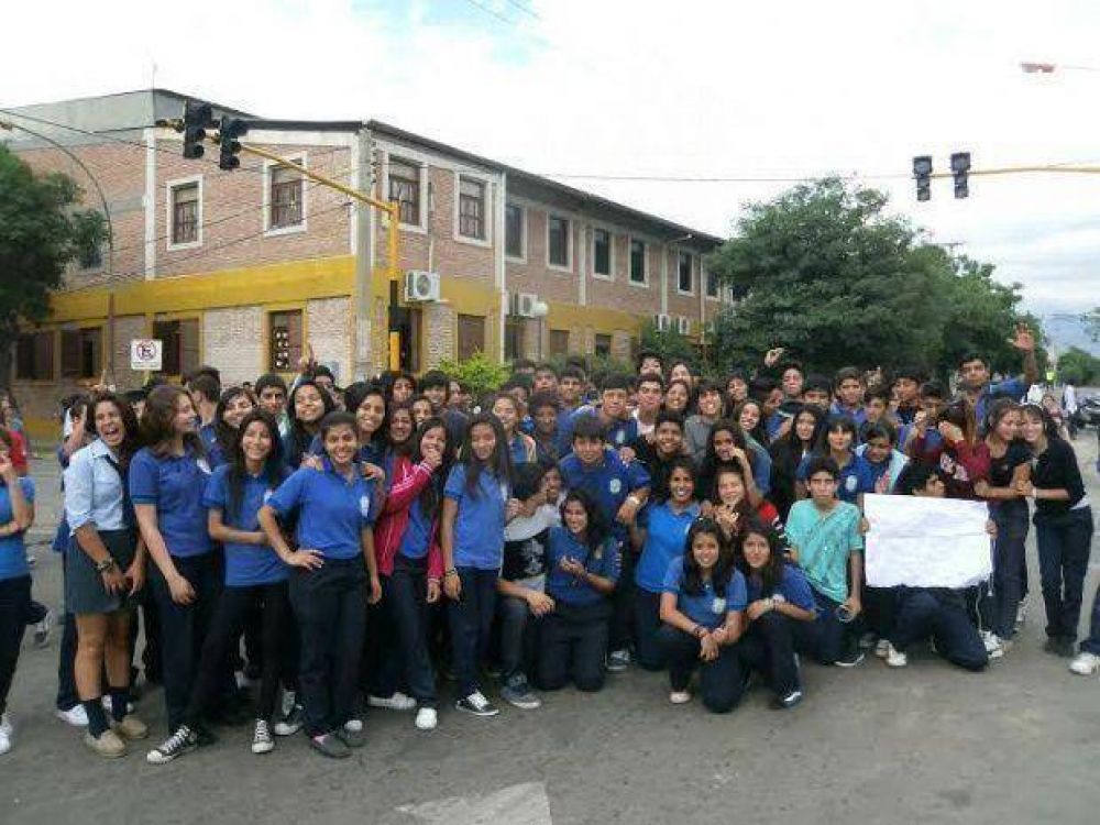 Alumnos se manifestaron por la escuela Romis Raiden